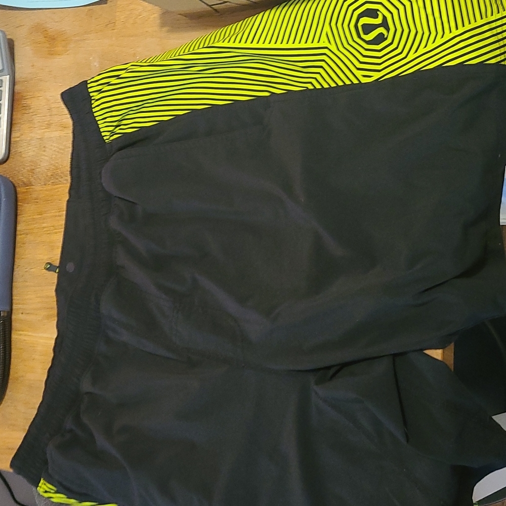 Mens Lululemon like-new running  short sz. L